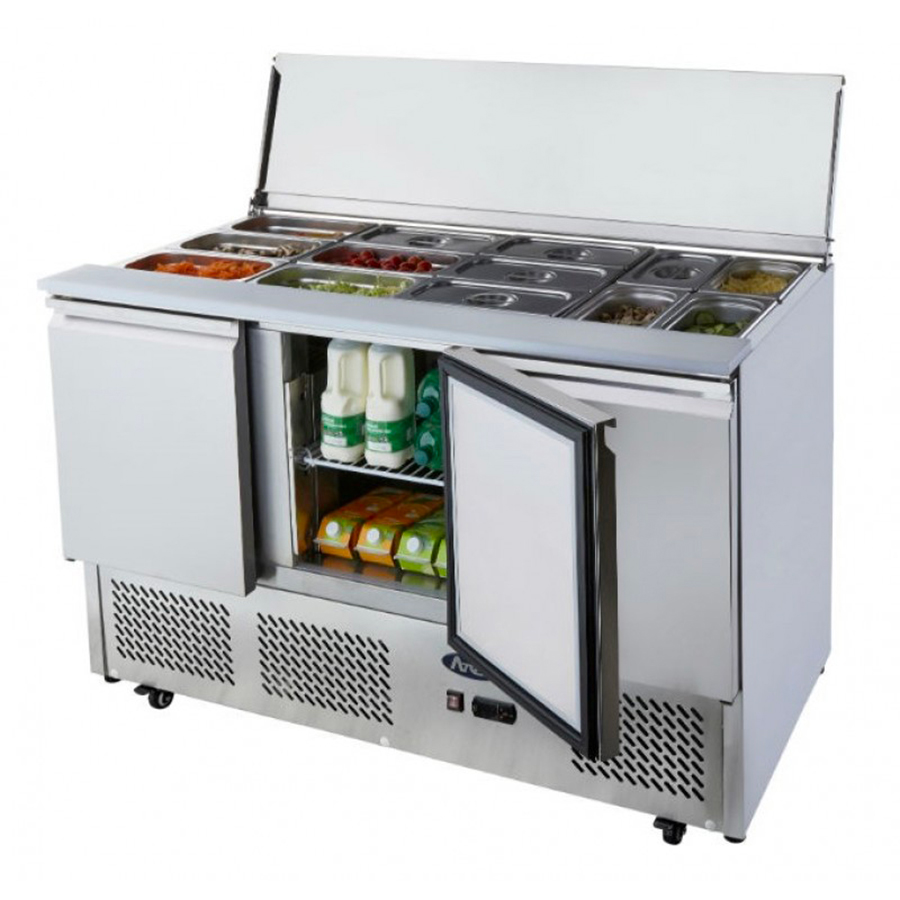 ESL3850-GR -- 000 (2489) Saladette 3 ante con coperchio copringredienti Piano di lavoro Teflon
Struttura interna es esterna in acciaio inox
Adatto all'utilizzo in ambienti con temperatura fino a 38°C
Porta dotata di chiave di sicurezza
Sbrinamento automatico
Nr.1 griglia per porta gn 11
Capacità netta 380L
Temperatura +0°C/+8°C
Potenza Watt 310
Refrigerante R600a
Dimensioni L1365xP700xH850mm
bacinelle non incluse - immagine 1