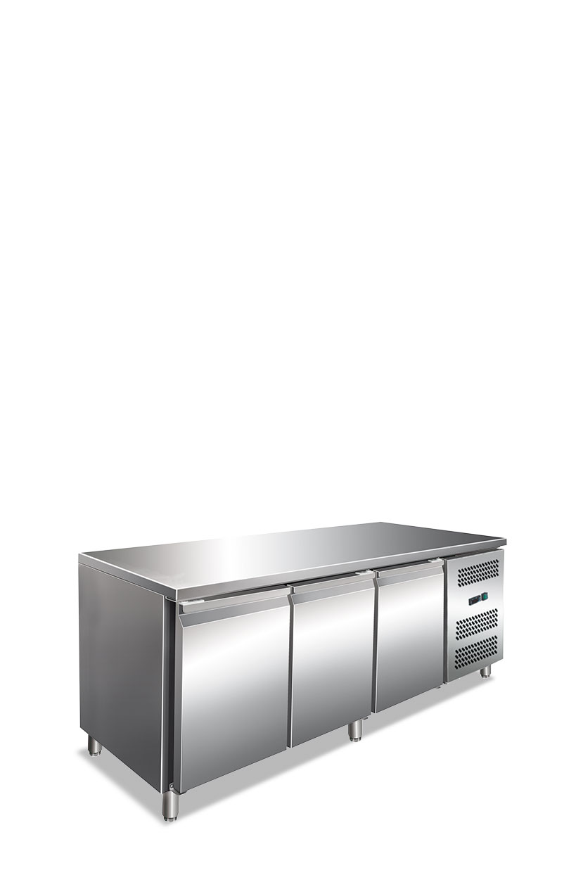 GN 3100 TN -- 000 (2768) Tavolo refrigerato tre ante ventilato. Temperatura normale
Motore a bordo lato DX
Temperatura +2 °C / +8 °C
Dimensioni esterne (LxPxH) 1795 x 700 x 850 mm
Volume netto 294 / 417 lt
Spessore isolamento 60 mm
Superficie Esterna e interna Acciaio AISI 201
Refrigerante R600A
380 W - immagine 1